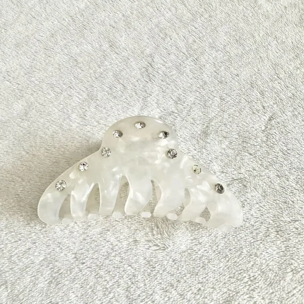 White pearlecent hair claw with encrusted rhinestone ￼